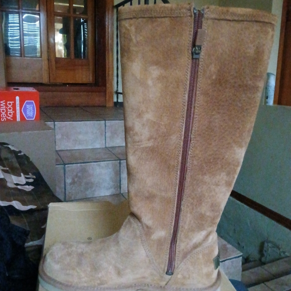 UGG Winter/Spring Boots - Picture 3 of 10